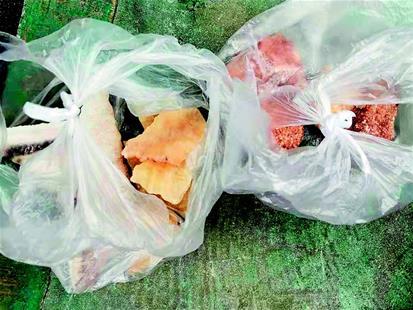 痛心一幕！游客生生掰断2.8亿年的钟乳石