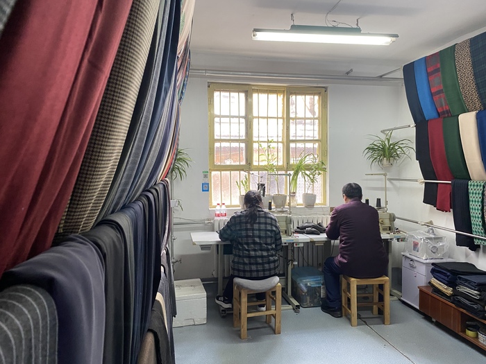 济南一对夫妻经营裁缝店32年：只要大家还需要，就会一直做下去  