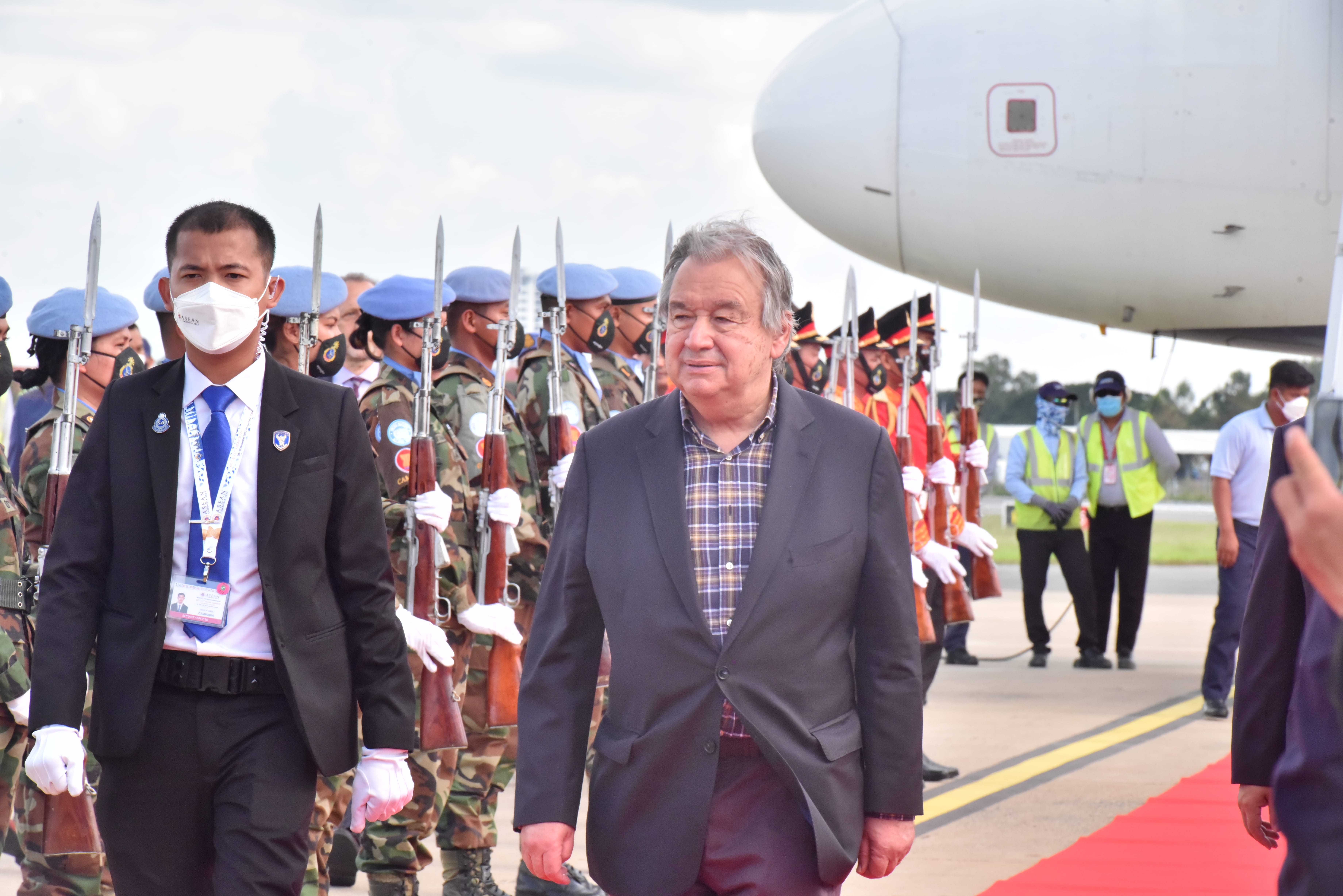 联合国秘书长抵达柬埔寨出席东盟-联合国峰会