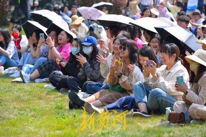 在青岛大学毕业典礼上唱歌火了 揭秘演唱者们背后的故事