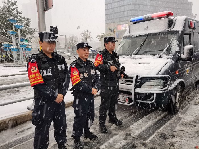 初雪暖情 槐荫区战风雪的温暖瞬间
