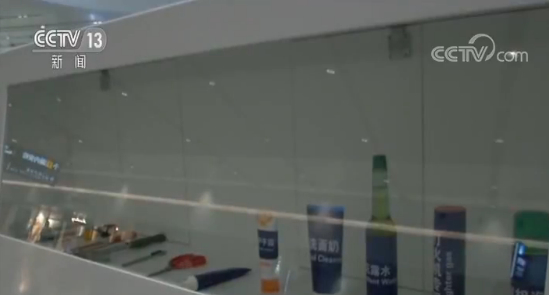 两名乘客飞机上吸食电子烟被拘