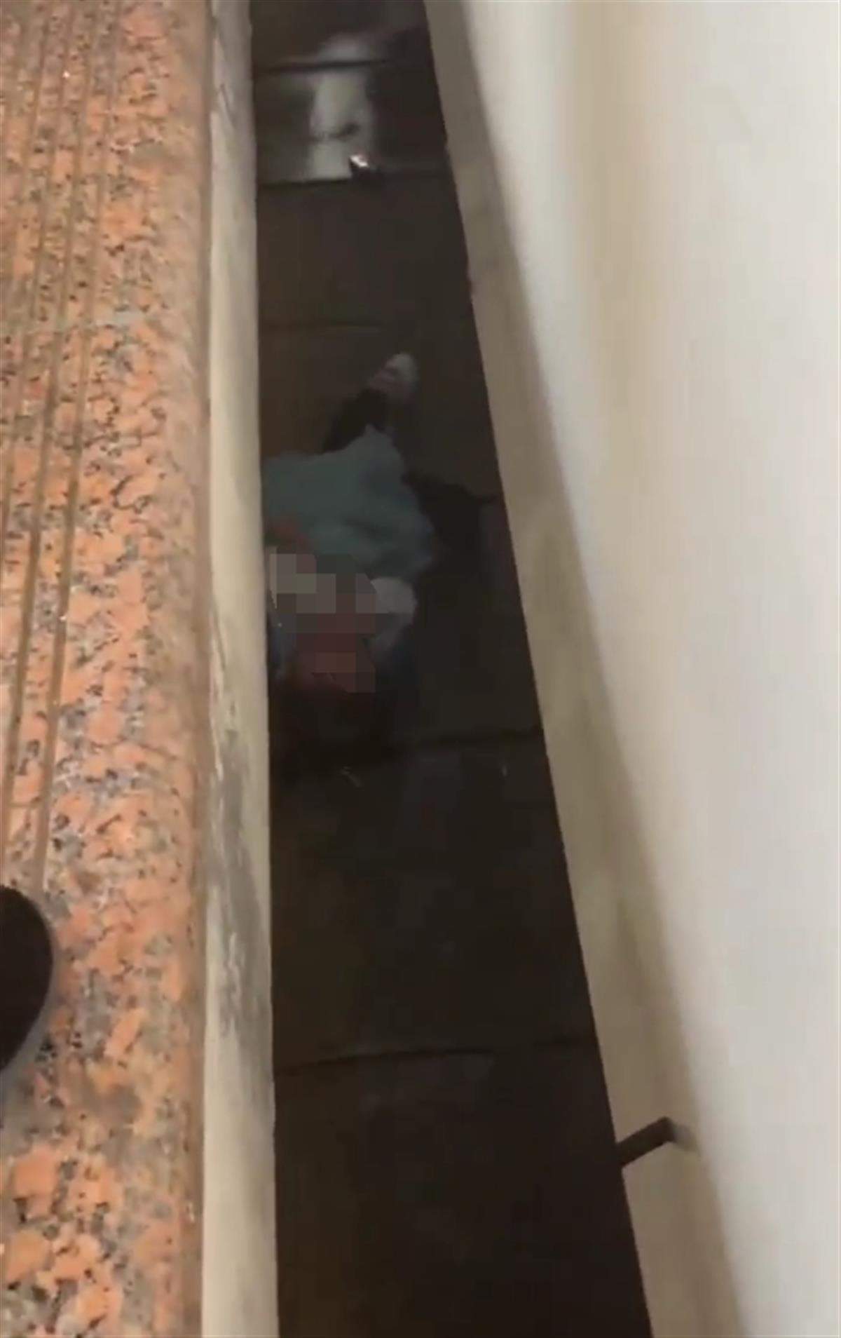 小孩掉进列车与站台间的缝隙，昆明南站：已将孩子平安救起