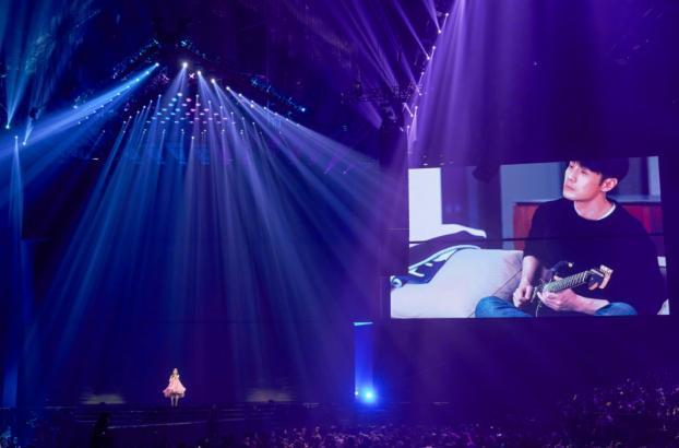 李荣浩提词器的字比别人大一倍|哈哈哈怎么会这样!李荣浩提词器的字比别人大一倍 真是又心疼又好笑