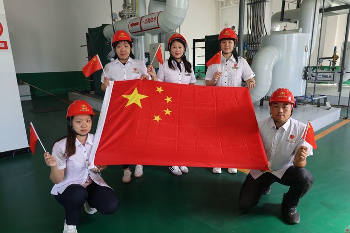 我与国旗合张影”能源热力人定格最美“中国红” 传递浓浓爱国情