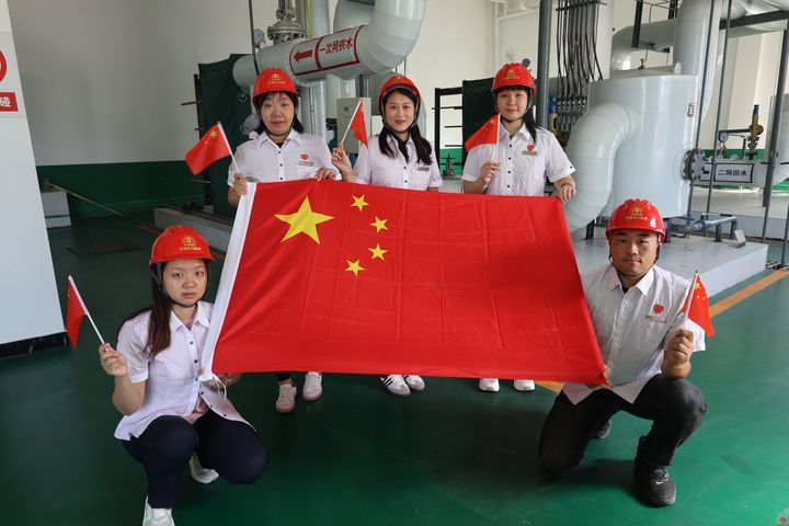 我与国旗合张影”能源ok138cn太阳集团人定格最美“中国红” 传递浓浓爱国情