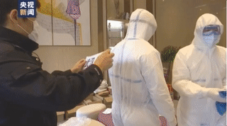 “渴的时候含一口水再吐掉” 他们这样在方舱医院执勤