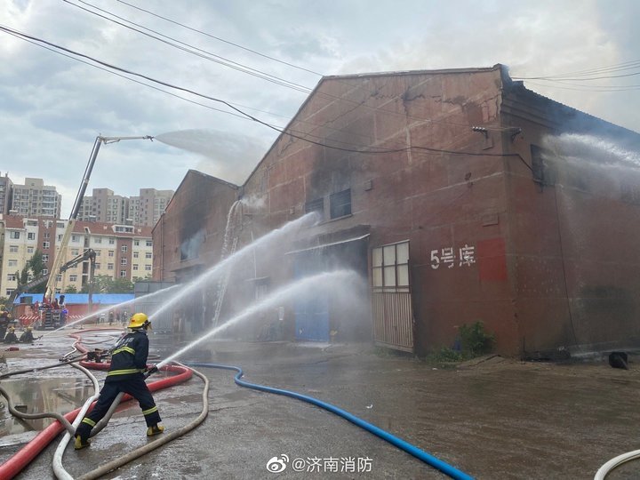 济南一仓库发生火情：火势已被控制，无人员伤亡，火灾原因正在调查中