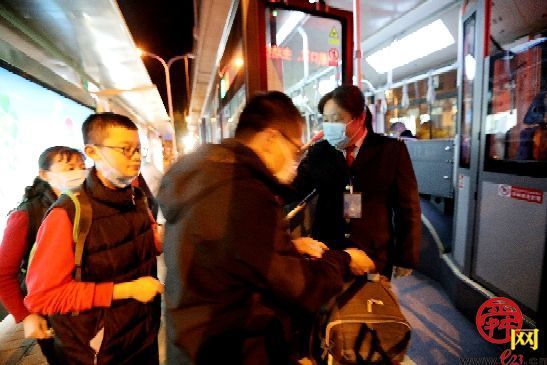 零点公交司机：日复一日 守望城市夜归人