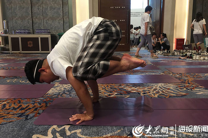 练瑜伽3个月减重20斤!济南小伙儿挺“带劲”