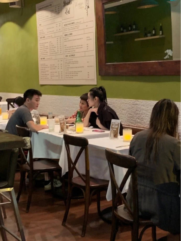 聪明媳妇！奚梦瑶何猷君婚后首同框 和准婆婆这样坐智商高