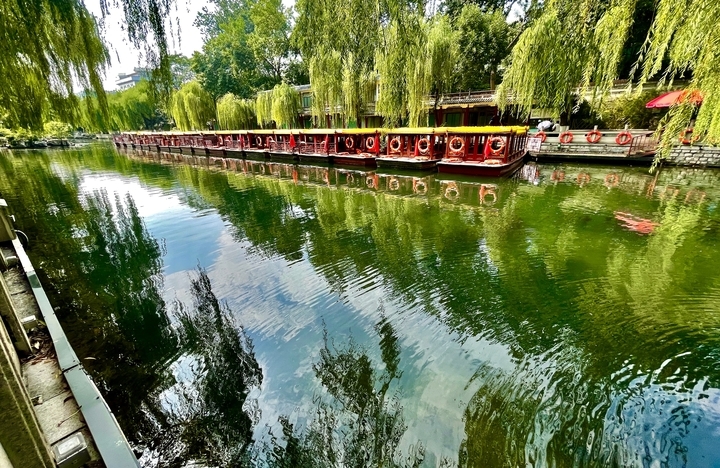 谁打翻了调色盘 一半落入水面 一半铺满天边