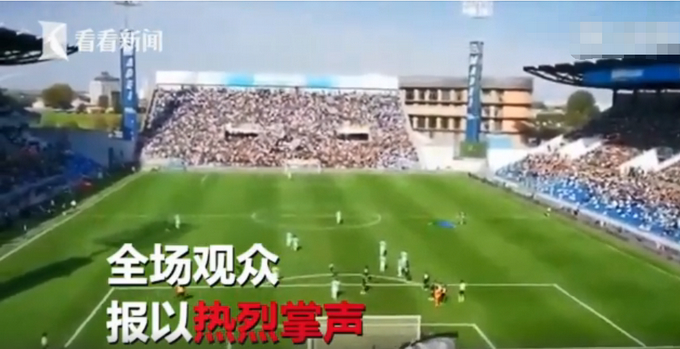 高空中迷路！跳伞人员意外空降意甲赛场 网友：把球票钱付了