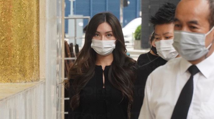 赌王|何猷君抱儿子现身赌王丧礼，窦骁女婿身份获认可，紧跟何超莲身后