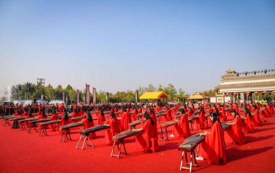 【晒晒美好山东】万人向祖国表白！方特东方神画国庆“引燃”游客中国心