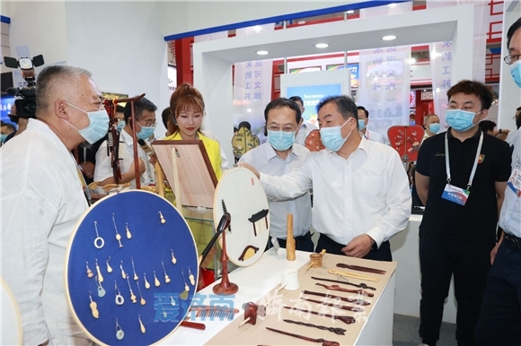 首届中国国际文化旅游博览会开展 孙立成于杰孙述涛参观展区