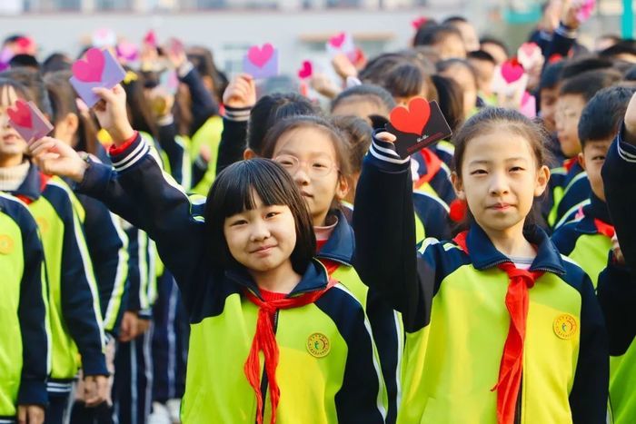 向阳向春天向上向未来！看，育晖学子共迎新学期