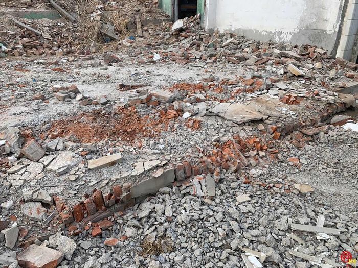 【啄木鸟在行动】章丘区绣惠镇中心幼儿园附近建筑垃圾未覆盖