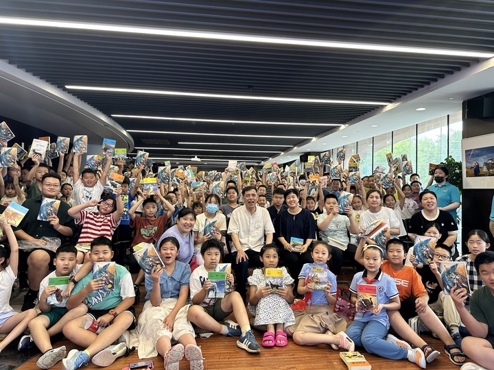 “动物小说大王”沈石溪亮相山东书城