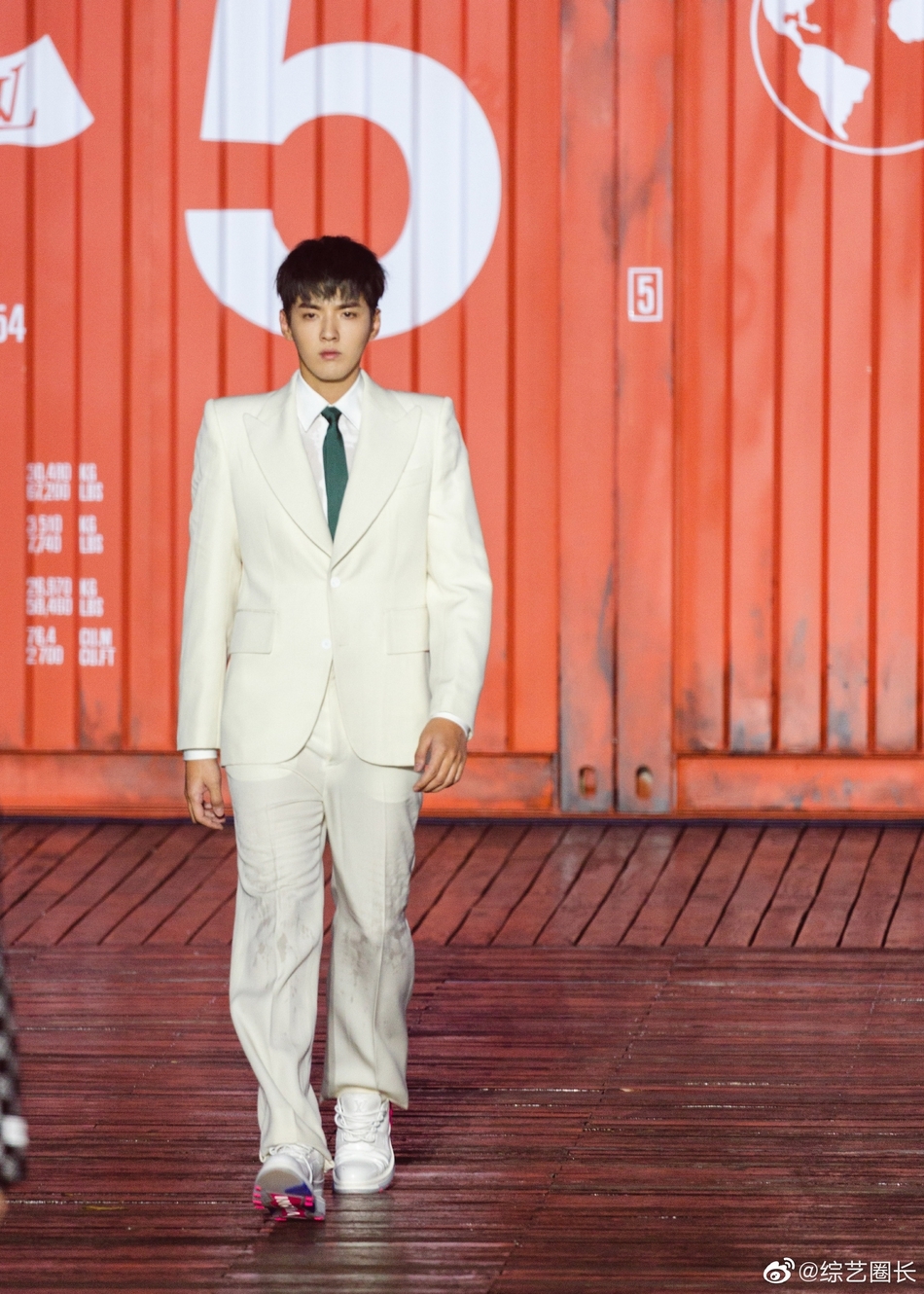 吴亦凡背两米高玩偶走秀|绝了绝了!吴亦凡背两米高玩偶走秀尽显反差萌