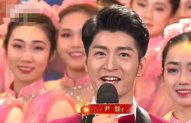 2020春晚主持人大换血阵容大胆 佟丽娅眉毛抢眼