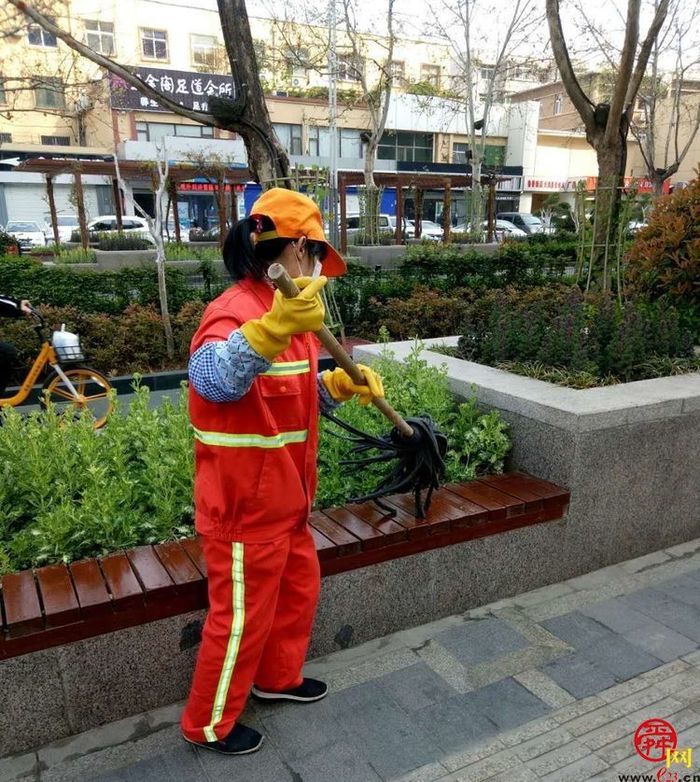 扮靓城市家具，提升城市品质，济南城管掀起爱国卫生运动热潮，干干净净喜迎五一