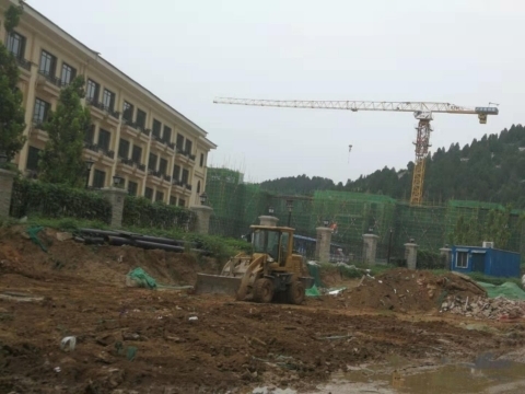 【啄木鸟在行动】长清区凤凰路一小区附近渣土裸漏