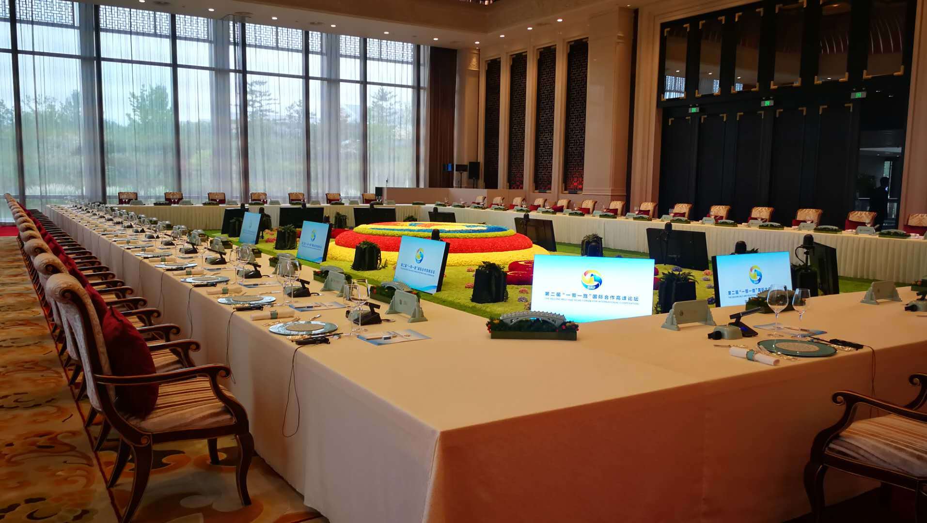 时政新闻眼丨习主席和39位外方领导人围桌共绘“工笔画”