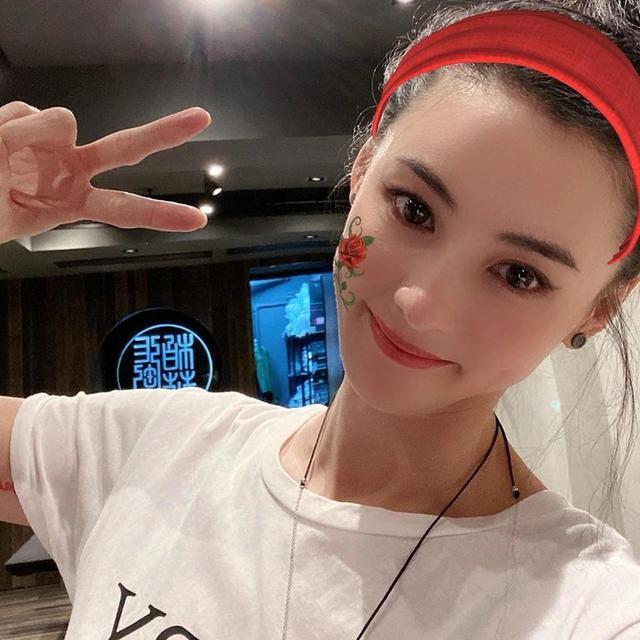 网友|张柏芝小腹凸起被疑怀四胎是真的吗？蜜汁操作耐人寻味！