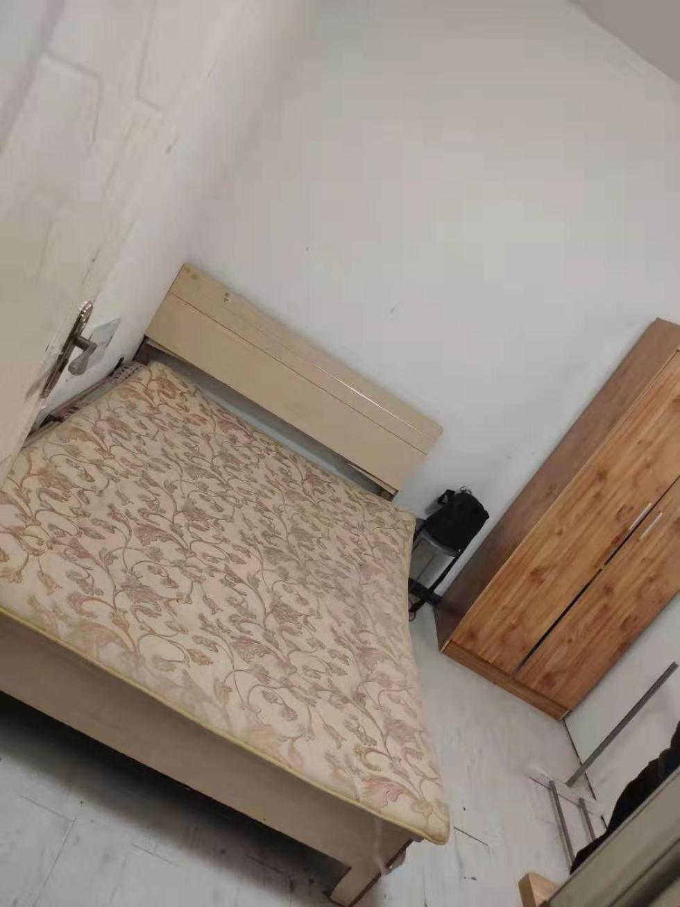 河南300名大学生众筹为露宿老人租房：想给他一个家