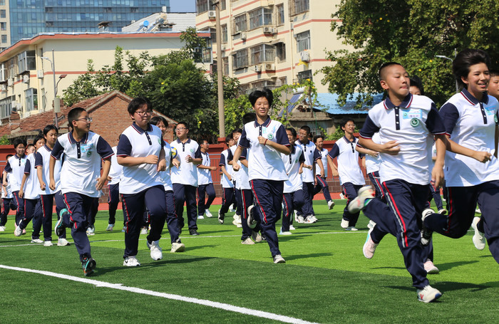 “新新向荣”济南市历城第五中学军训“大片”拉开新学期序幕