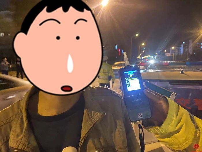 出租车司机边开车边喝酒 原因竟是渴了？！