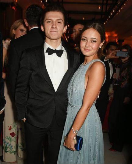 恋情|荷兰弟新恋情官宣！同居数月后高调秀恩爱 都给我把祝福两字打出来