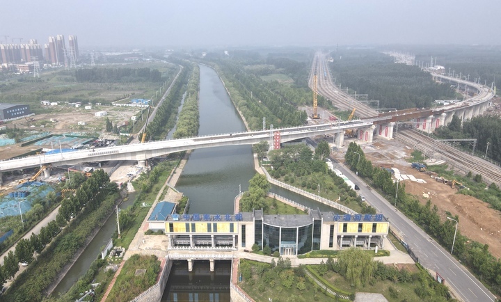 济郑高铁山东段跨小清河特大桥展现雄姿