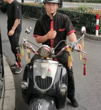 杭州小伙骑车闯红灯被拦下 一年不见，车上的东西又多了