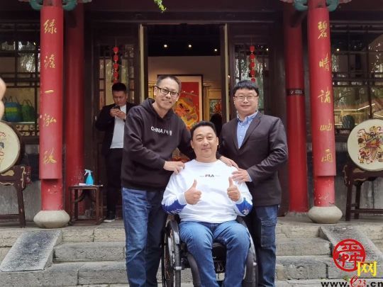趵突泉畔“直播带货” 他们为济南残疾人文创产品代言