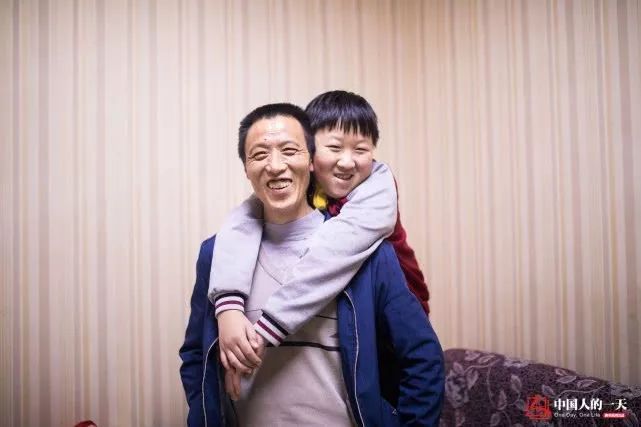 扛两百多斤的货挣10块钱，这位爸爸竟扛出了一套房！