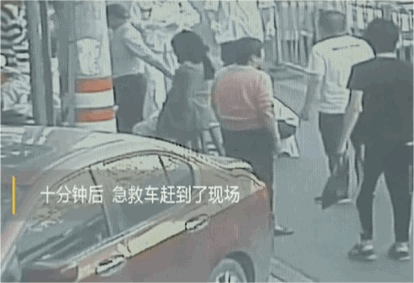 姑娘在街头走着走着，孩子突然生出来了！接下来这幕可真暖心