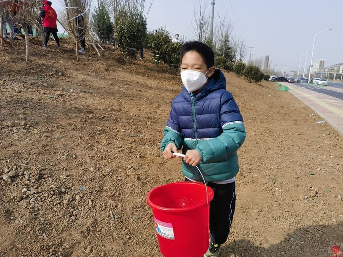 播种绿色，童心向党 济南高新区瀚阳学校5.1中队开展志愿服务活动