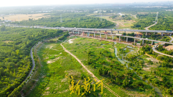 俯瞰玉符河强渗漏带 道路东西两侧干枯水流两重天