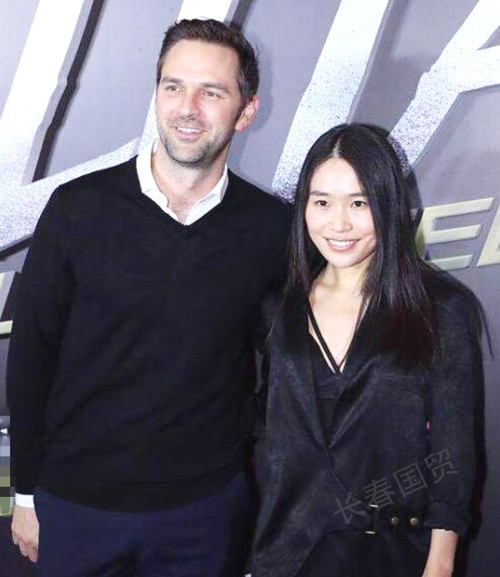 张艺谋大女儿和洋老公合影照曝光，结婚六年恩爱如初