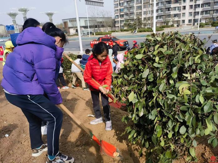 播种绿色，童心向党 济南高新区瀚阳学校5.1中队开展志愿服务活动