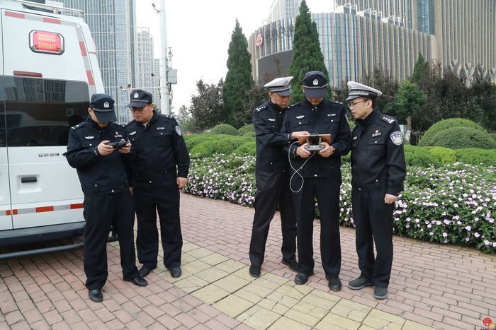 开车不按规定使用灯光，济南交警无人机抓拍