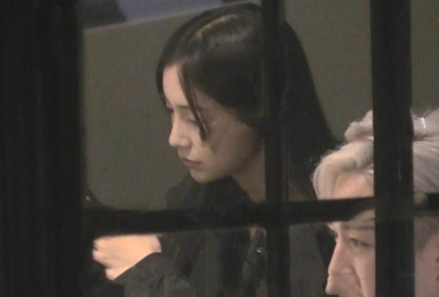 Baby素颜带娃出街，黄晓明父母全程陪伴，与公婆相处默契