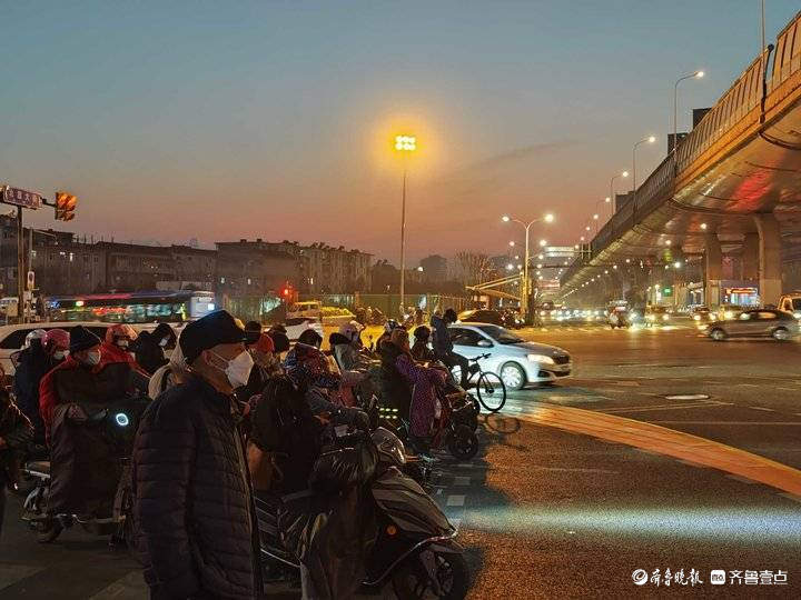 公交发车班次翻倍！济南街头重现“车水马龙”