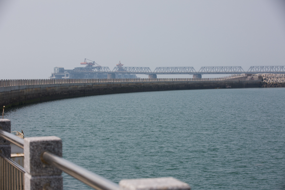 【我爱这片蓝色的国土】退出一片海 还海一湾蓝，昔日煤堆场变身美丽“月亮湾”