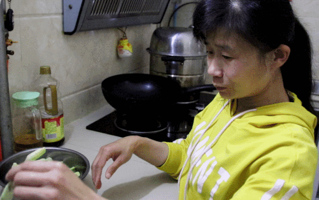 潍坊最美“板凳妈妈”，看哭了...