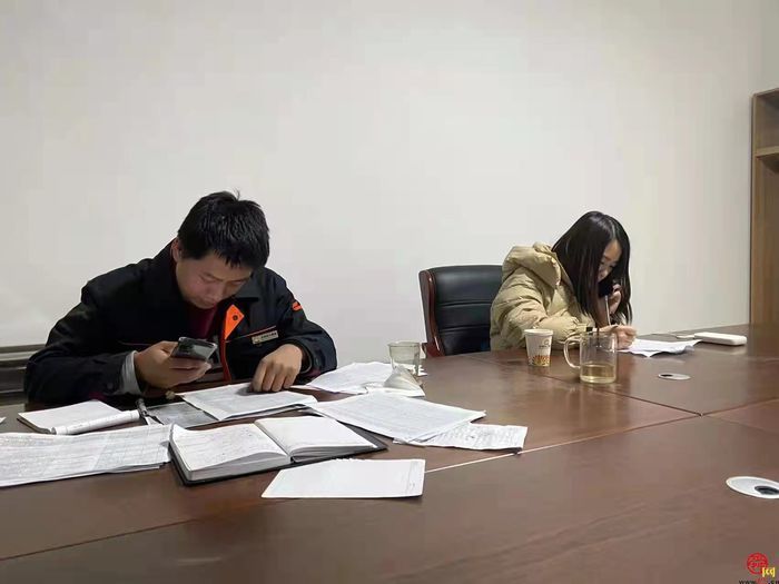 坚守一线四日夜，供暖管家上演守暖“夫妻档”