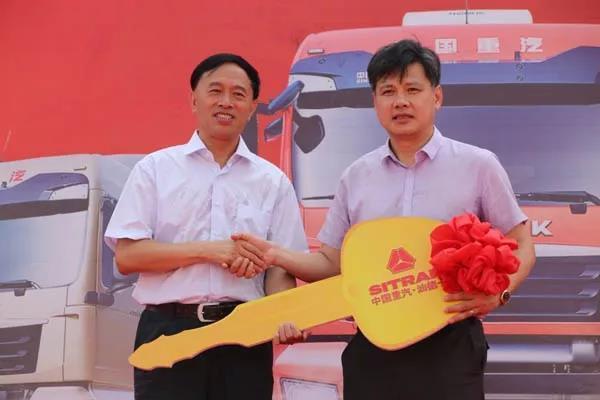 百辆订单交付 中国重汽汕德卡牵引车再次助力危化品运输