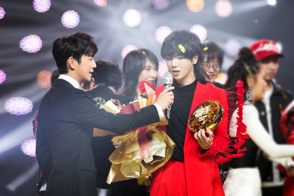 何炅回应嘴瓢称是正常发挥 自侃只是个好看的主持人